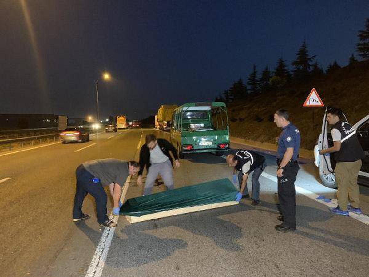TEM Otoyolu'nda bir kişi, TIR'ın altında kalarak feci şekilde can verdi