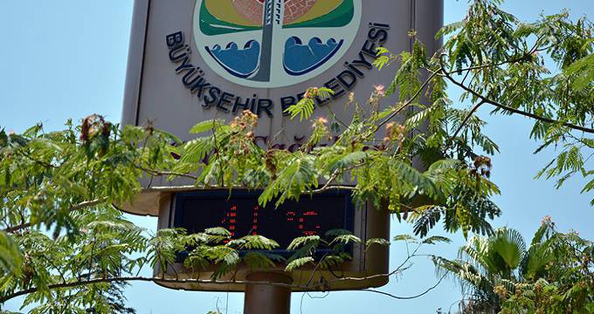 Termometrelerin 41 dereceyi gösterdiği Adana'da, serinlemek isteyen gençler tehlikeye aldırış etmedi
