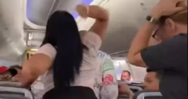 Uçakta başkasına baktığını farkeden kadın, sevgilisinin kafasında laptop parçaladı Uçakta başkasına baktığını farkeden kadın, sevgilisinin kafasında laptop parçaladı