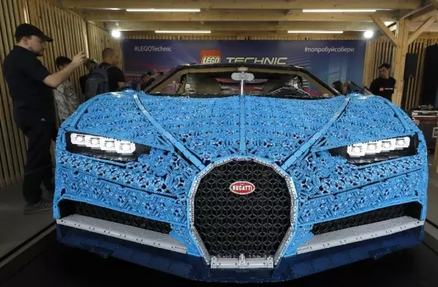 1 milyon lego ile yapılan otomobil Moskova'da ziyaretçilere sunuldu 1 milyon lego ile yapılan otomobil Moskova'da ziyaretçilere sunuldu