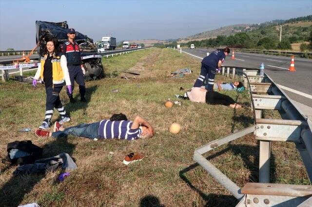 Cenazeden dönenleri taşıyan minibüs takla attı: 1 ölü, 10 yaralı