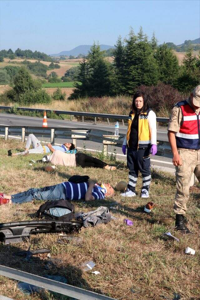 Cenazeden dönenleri taşıyan minibüs takla attı: 1 ölü, 10 yaralı
