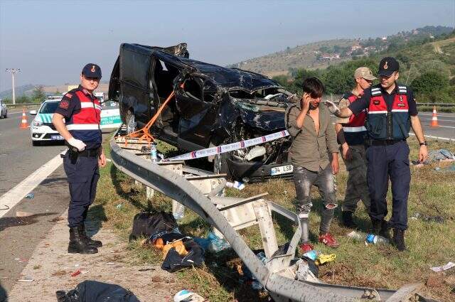 Cenazeden dönenleri taşıyan minibüs takla attı: 1 ölü, 10 yaralı