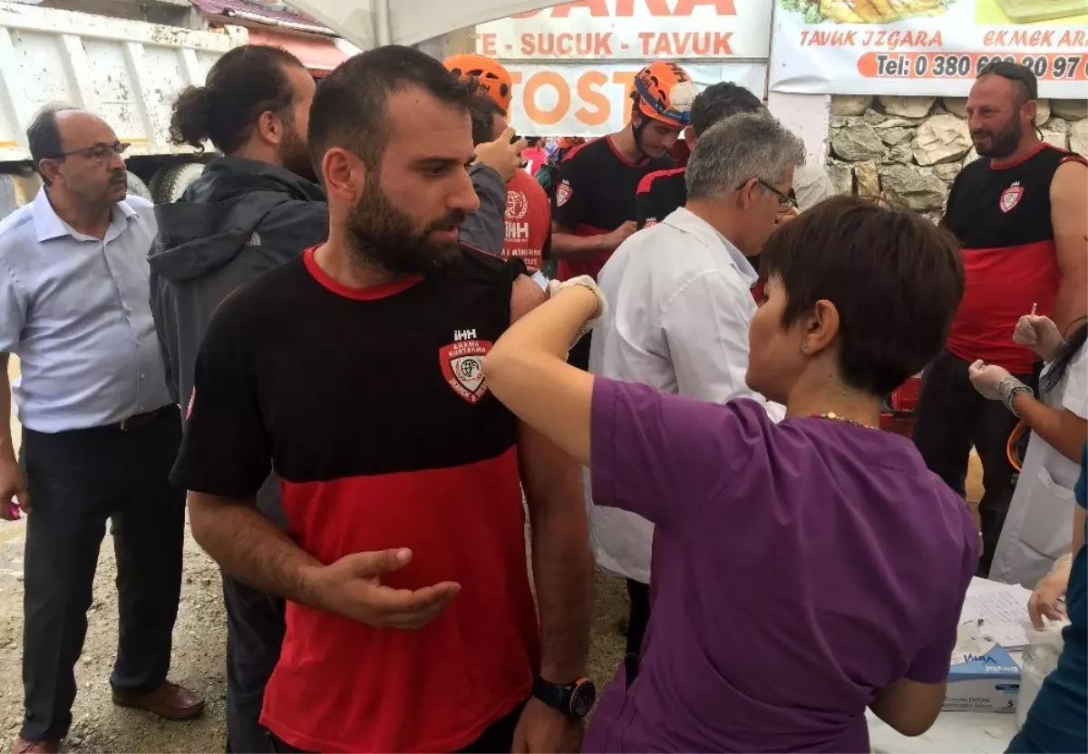 Düzce'de sel bölgesinde çalışanlara tetanoz aşısı yapılıyor