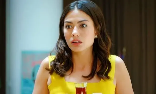 Erkenci Kuş'un başrol oyuncusu Demet Özdemir'in mayolu fotoğrafına beğeni yağdı