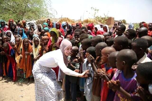 Gamze Özçelik yardıma muhtaç insanlara umut olmaya devam ediyor