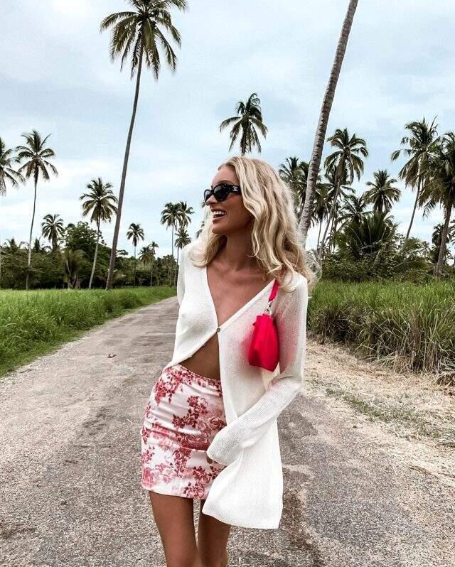 Güzel model Elsa Hosk, iç çamaşırsız poz verdi