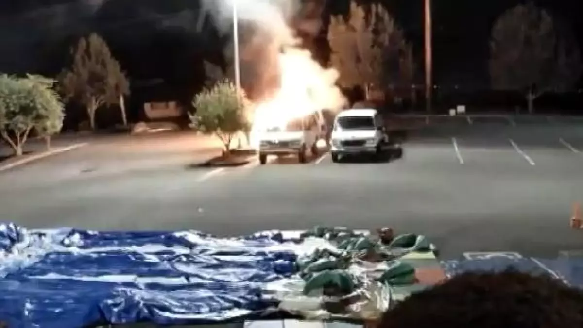 Kilisenin minibüsünden matkapla yakıt çalmaya çalıştı, araçlar yandı