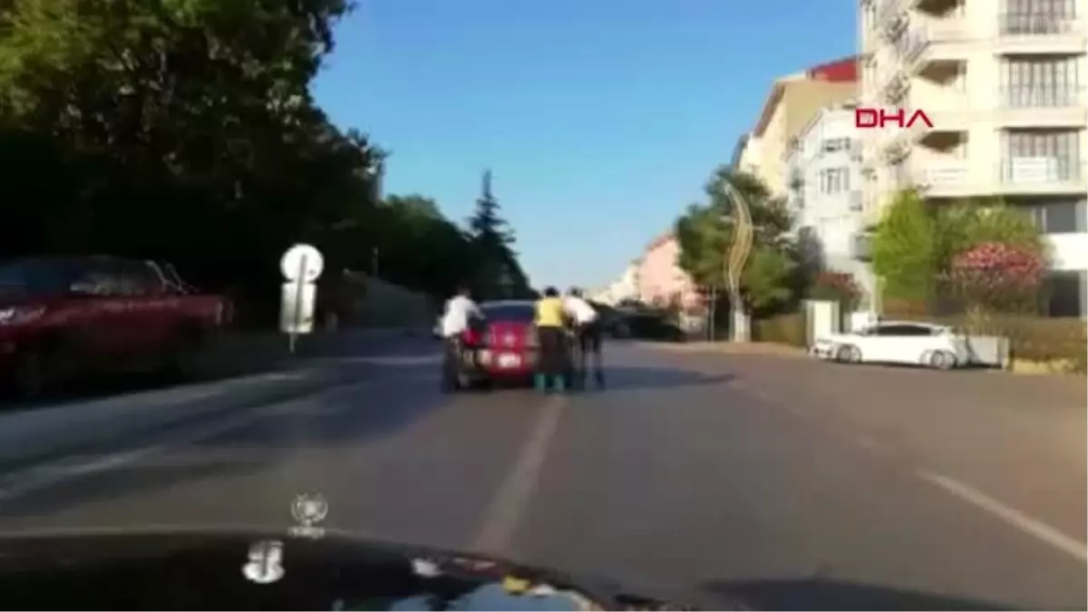 KOCAELİ PATENLİ GENÇLER OTOMOBİLE TUTUNUP İLERLEDİ