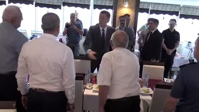 Milli Eğitim Bakanı Selçuk'tan eğitime katkı sağlayanlara plaket Milli Eğitim Bakanı Selçuk'tan eğitime katkı sağlayanlara plaket