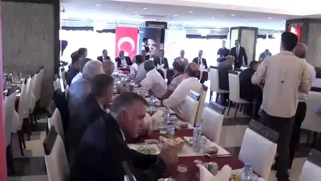 Milli Eğitim Bakanı Selçuk'tan eğitime katkı sağlayanlara plaket Milli Eğitim Bakanı Selçuk'tan eğitime katkı sağlayanlara plaket