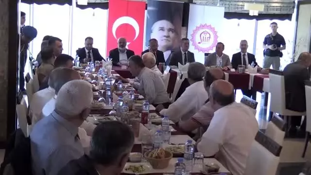 Milli Eğitim Bakanı Selçuk'tan eğitime katkı sağlayanlara plaket Milli Eğitim Bakanı Selçuk'tan eğitime katkı sağlayanlara plaket