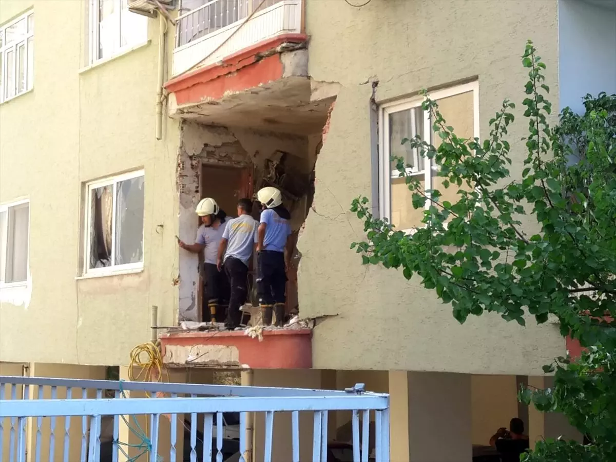 Patlayan klima motoru duvarı yıktı: 1 ölü