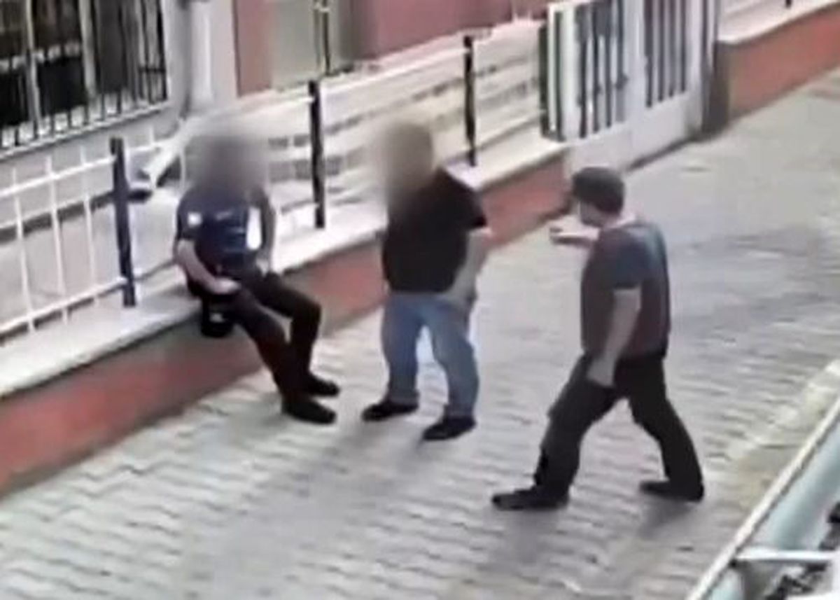 Polislerin kavgası güvenlik kamerasına yansıdı