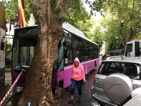 Sarıyer de otobüs önce cipe ardından da ağaca çarptı