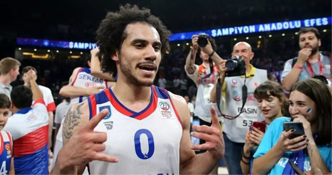 Shane Larkin, Anadolu Efes'te kaldı