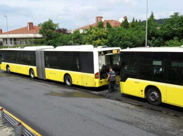 Son dakika! Üsküdar'da iki metrobüs kaza yaptı: 10 yaralı var