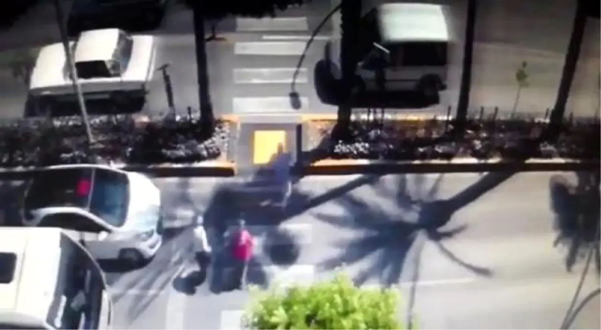 Yaya geçidinde 2 kişinin yaralandığı kaza kamerada
