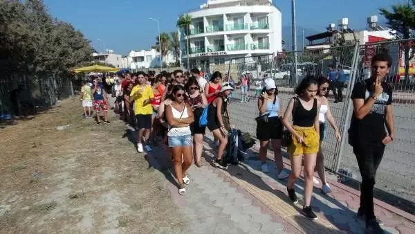 Arsuz'da binlerce genç, festival için kilometrelerce kuyruk oluşturdu