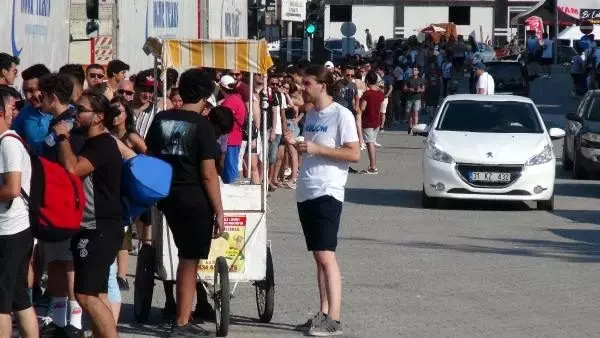 Arsuz'da binlerce genç, festival için kilometrelerce kuyruk oluşturdu