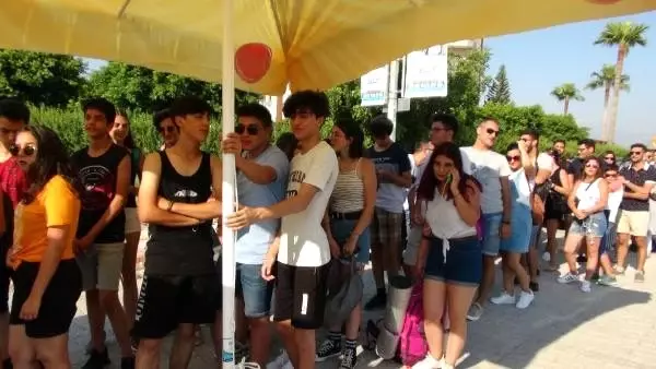 Arsuz'da binlerce genç, festival için kilometrelerce kuyruk oluşturdu