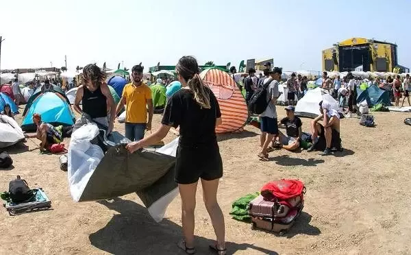 Arsuz'da binlerce genç, festival için kilometrelerce kuyruk oluşturdu