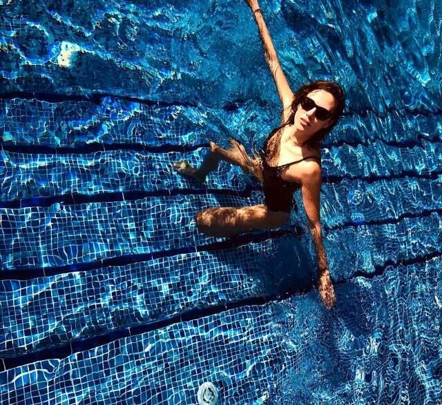 Doğum sonrası 30 kilo veren Şükran Ovalı, mayolu pozlarını paylaştı