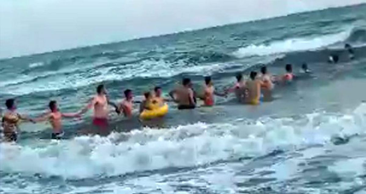 İnsan zinciri oluşturup hayat kurtardılar