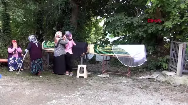Kazada ölen Nihal'in tabutunun üzerine duvak konuldu