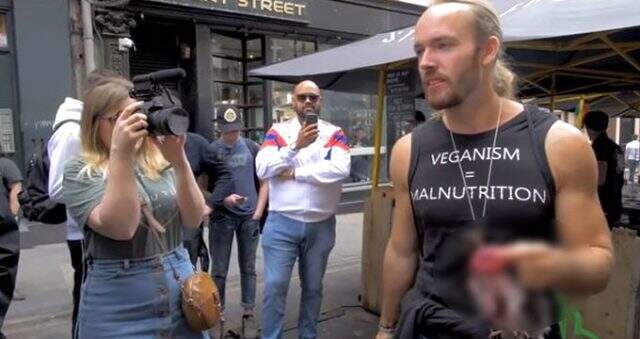 Mide bulandıran olay! Herkesin içerisinde çiğ çiğ sincap yediler