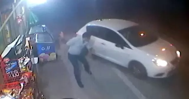 Ölümden döndü, arkadaşını ve çocuklarını son anda kurtardı Ölümden döndü, arkadaşını ve çocuklarını son anda kurtardı