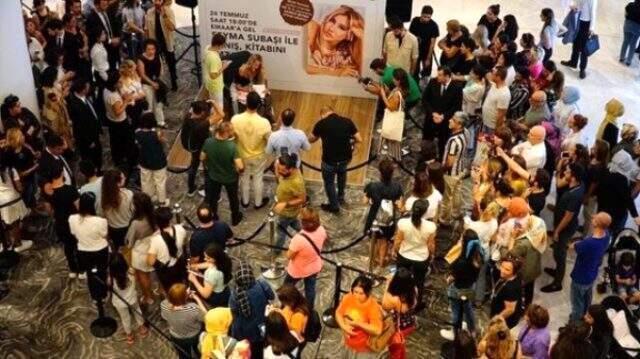 Şeyma Subaşı, imza gününde gözyaşlarına boğulan genç hayranını sarılarak teselli etti