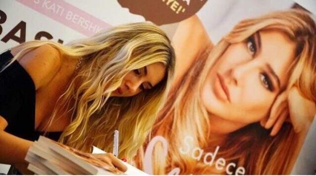 Şeyma Subaşı, imza gününde gözyaşlarına boğulan genç hayranını sarılarak teselli etti