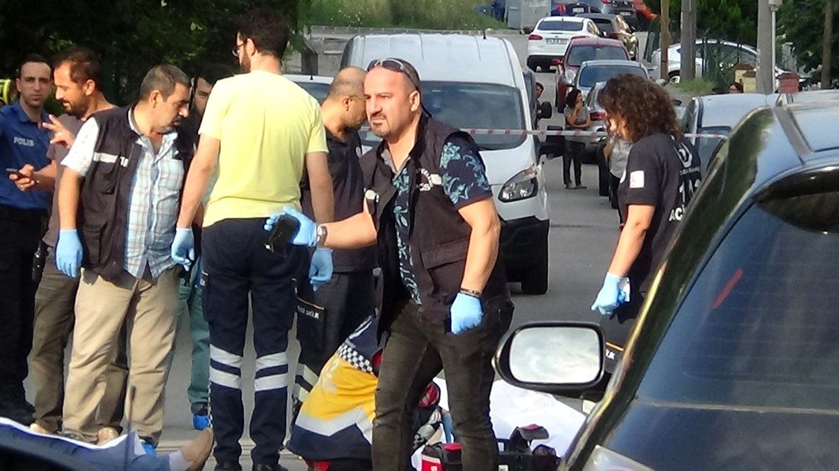 Sürekli tehdit ettiği eski karısını sokak ortasında öldürüp intihar etti!