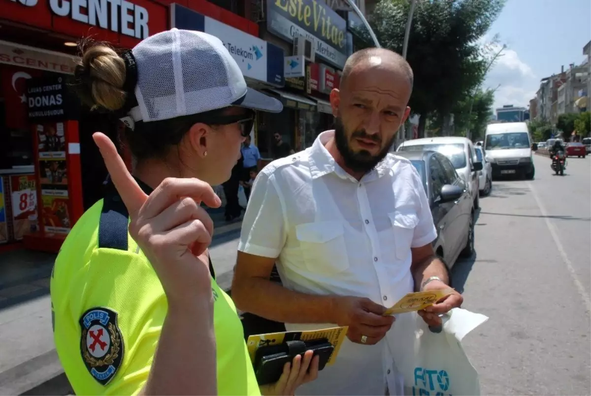 Üst geçidin altından geçenlere uyarı