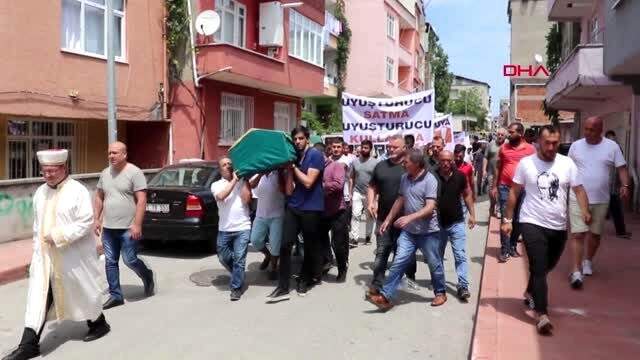Uyuşturucudan ölen gencin cenazesinde pankart taşıyan kişi, uyuşturucuyla yakalandı