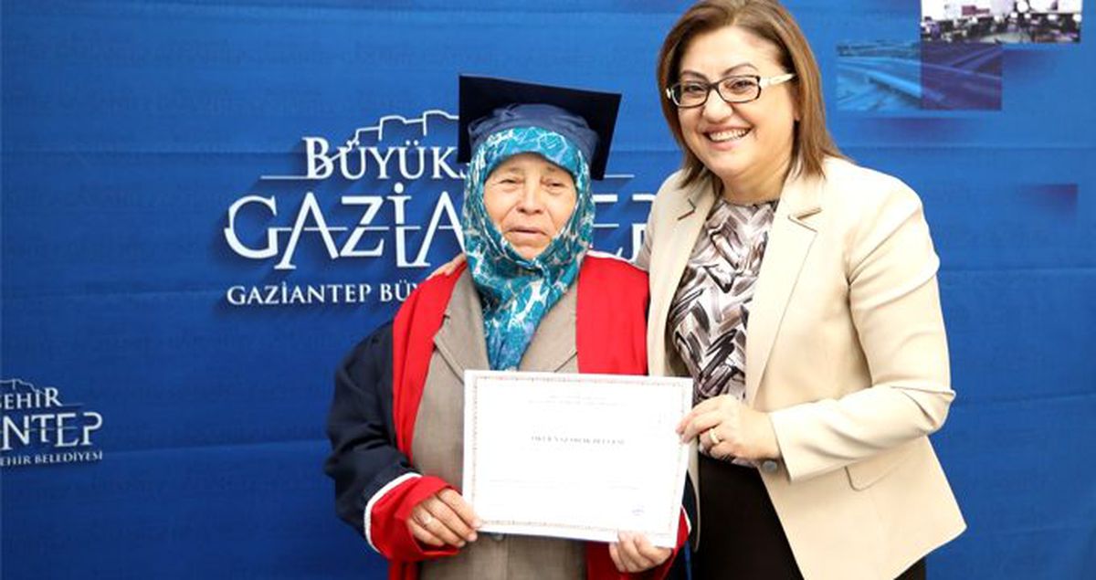 83 yaşındaki Hatice Nine kep attı