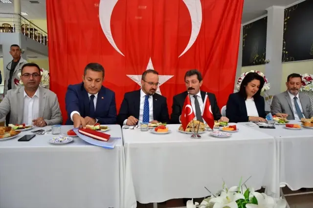 AK Partili Turan muhtarlarla görüştü AK Partili Turan muhtarlarla görüştü