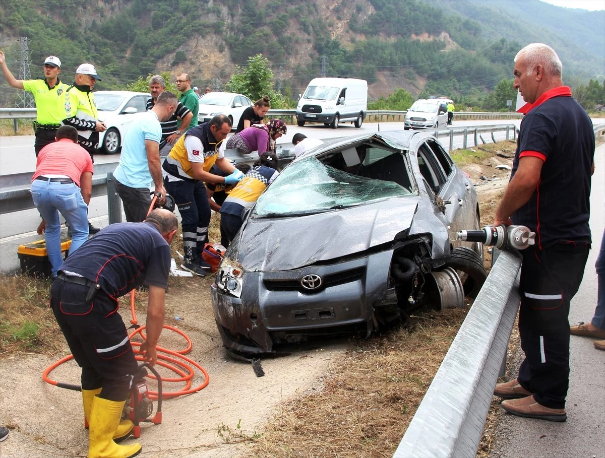 Amasya'da otomobil bariyerlere çarptı: 2 yaralı