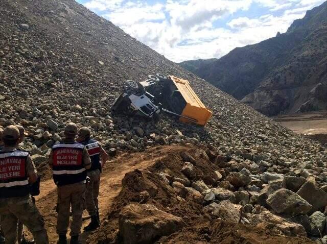 Artvin'de kamyon uçuruma yuvarlandı: 1 ölü