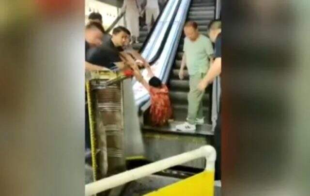 Çin'de korkunç olay! Yaşlı kadının bacakları yürüyen merdivene sıkıştı