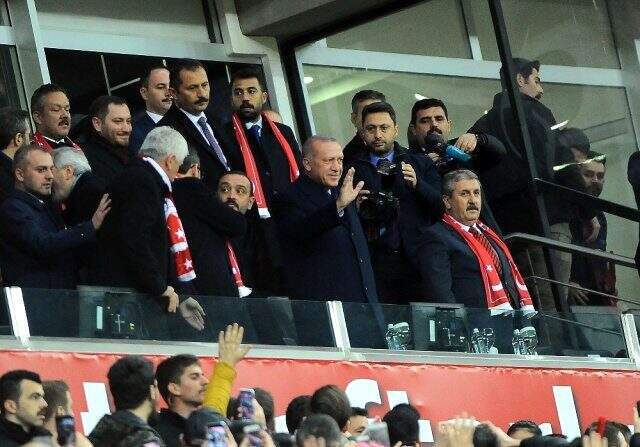 Erdoğan'ın talimatıyla Eskişehir Stadı'nda takılan LED panolar seçimden sonra söküldü iddiası