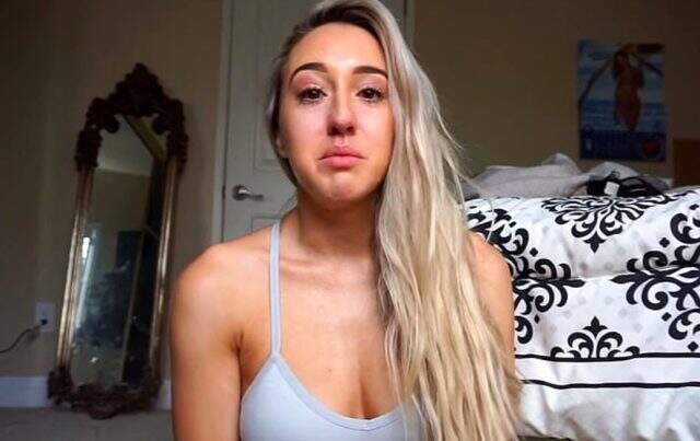 Fotoğrafçı, genç model Zoe Klopfer'in banyosuna gizli kamera yerleştirdi