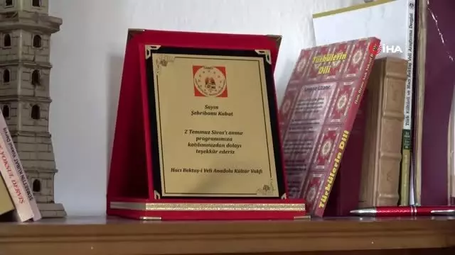 Hayranları Aşık Yoksul Derviş'in yaşarken heykelini dikti Hayranları Aşık Yoksul Derviş'in yaşarken heykelini dikti