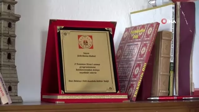 Hayranları Aşık Yoksul Derviş'in yaşarken heykelini dikti Hayranları Aşık Yoksul Derviş'in yaşarken heykelini dikti