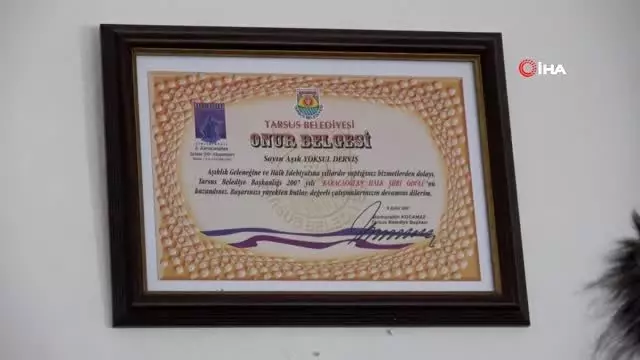 Hayranları Aşık Yoksul Derviş'in yaşarken heykelini dikti Hayranları Aşık Yoksul Derviş'in yaşarken heykelini dikti