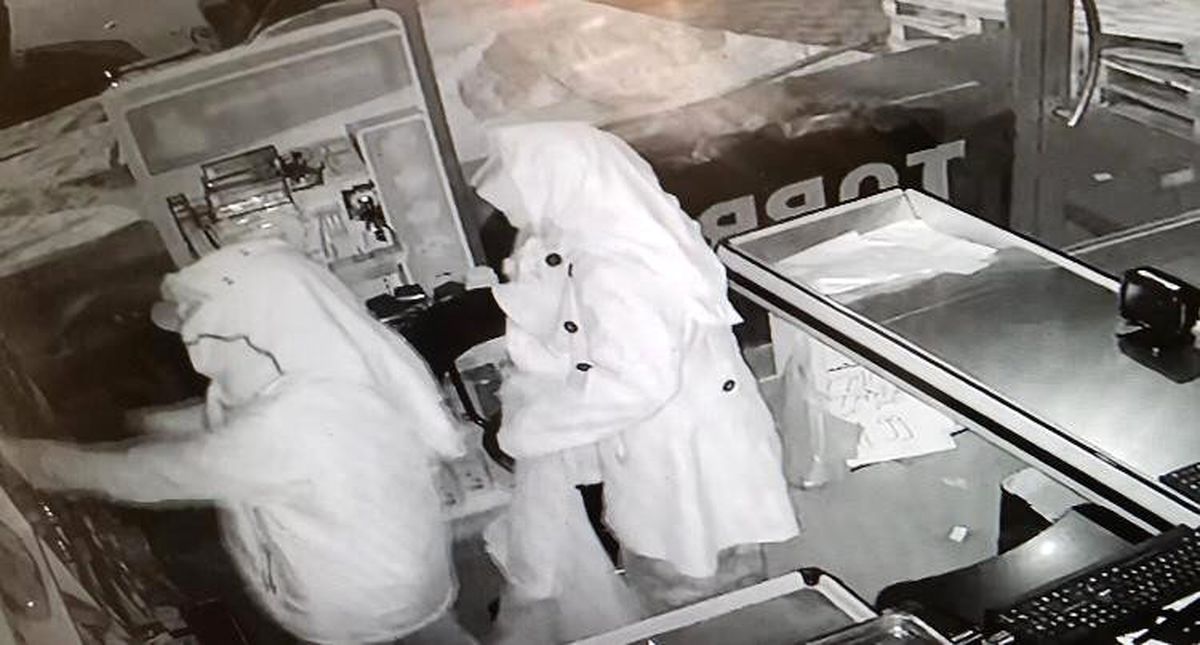 İş yeri sahibi görüntüleri izleyince hemen polisi aradı! Kadın kıyafetli hırsızlar kamerada