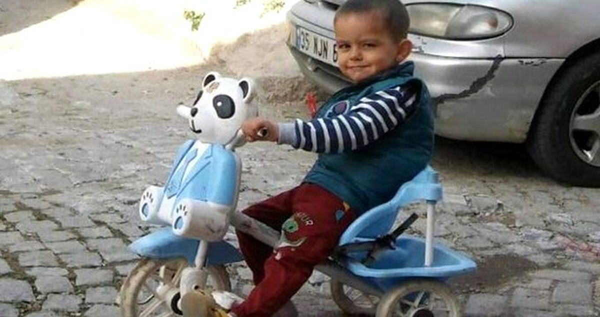 İzmir'de arabada bırakılan çocuk feci şekilde can verdi