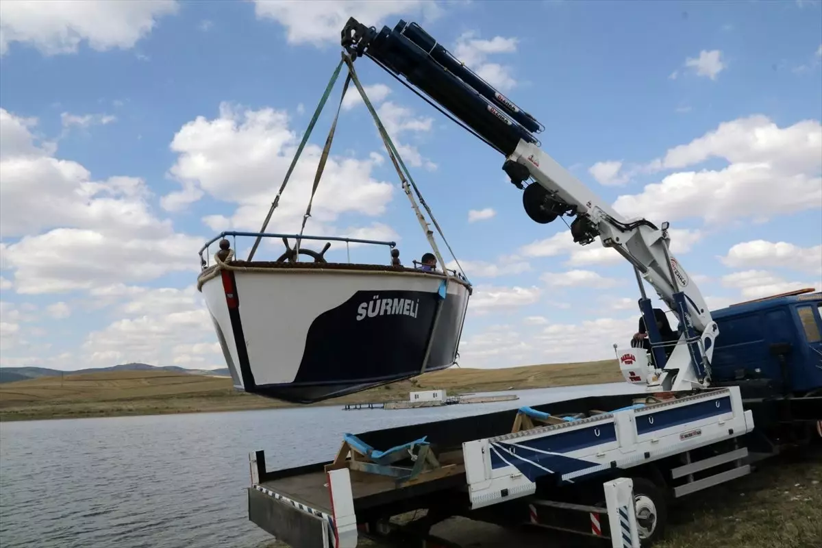 Mobilya ustası baba oğul ürettikleri tekneyi gölette Mobilya ustası baba oğul ürettikleri tekneyi gölette