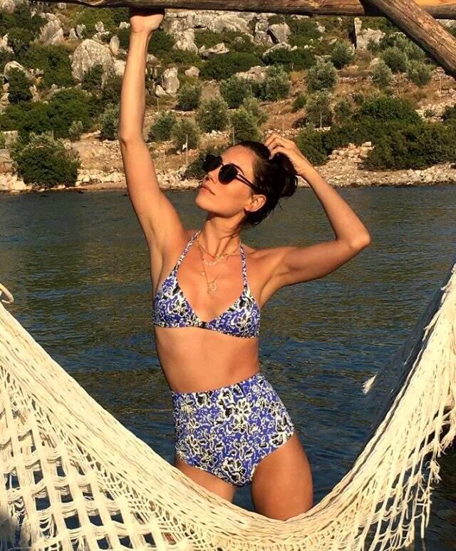 Oyuncu Cansu Dere, yüksek belli mavi bikinisiyle hayran bıraktı